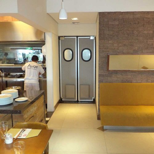 porta vai e vem dr300cv de abs cinza com parachoque para restaurante