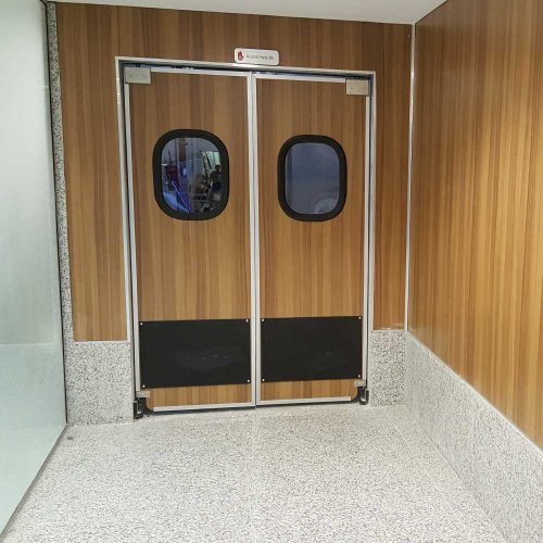 porta vai e vem em abs macam brasil dr300 com acabamento amadeirado para divisao de ambientes
