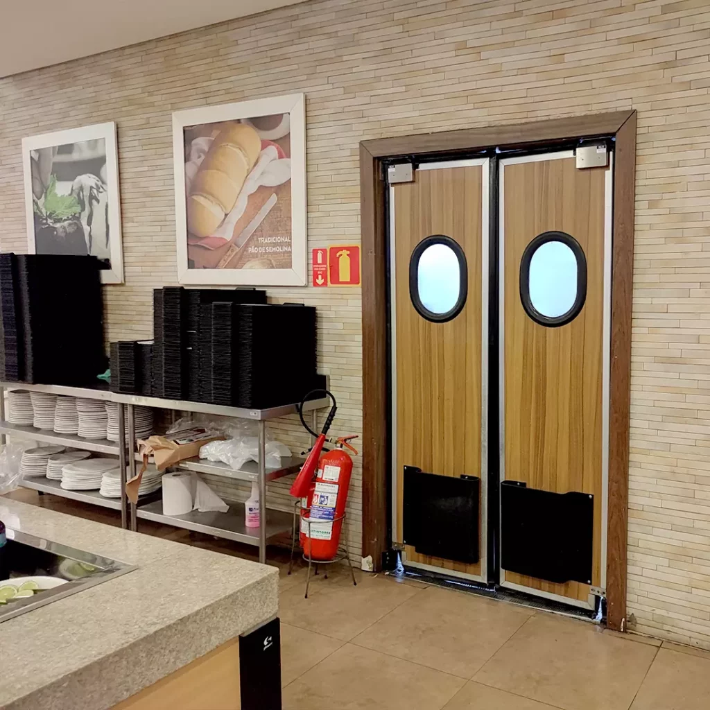 porta vai e vem de abs dr300cv com acabamento em formica imitando madeira no graal